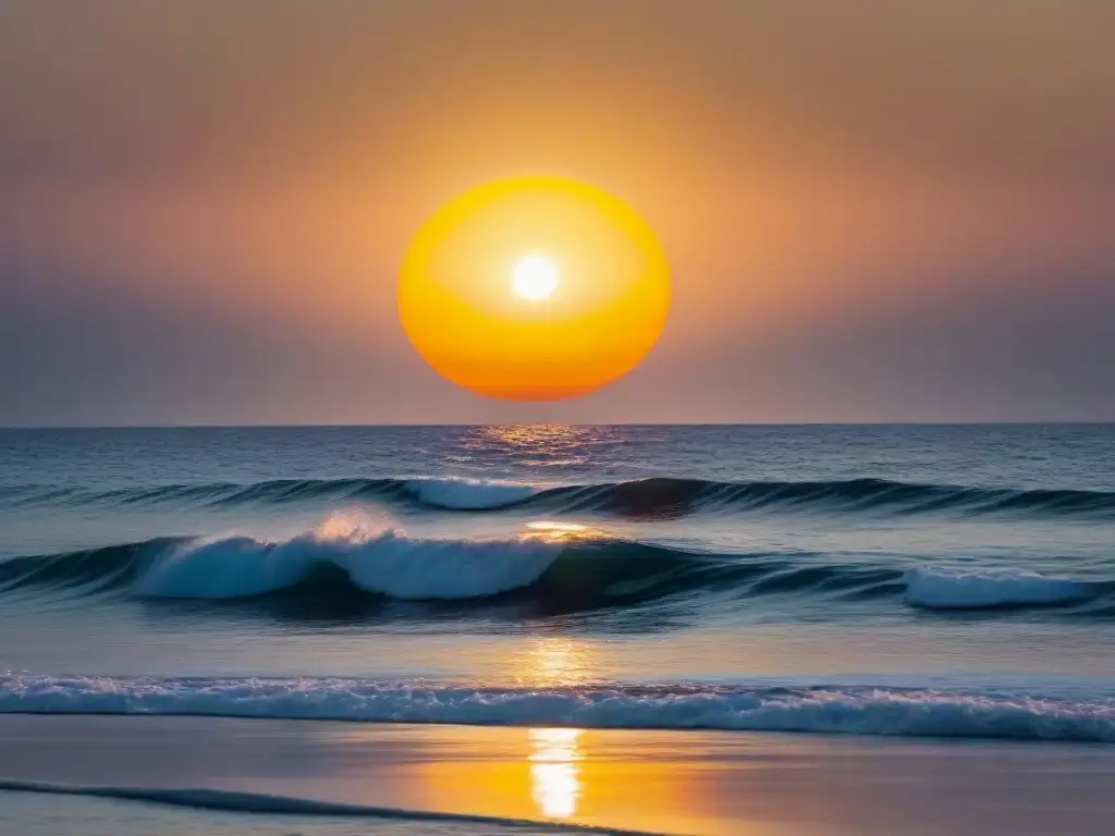 Un amanecer dorado sobre un océano tranquilo con El Sol en la poesía