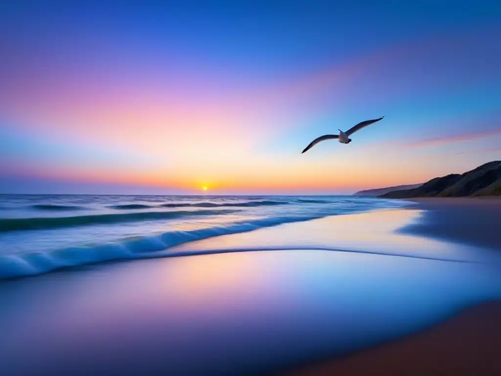 Poesía terapéutica para sanar heridas: Playa serena al atardecer, con suaves tonos pastel en el cielo y aguas calmadas reflejando la calma